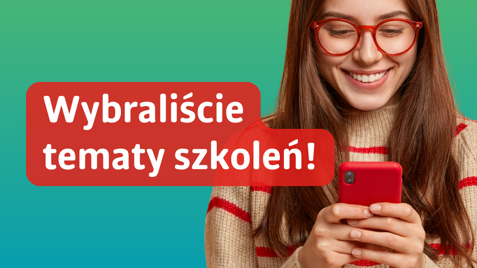 uśmiechająca się młoda kobieta trzyma telefon