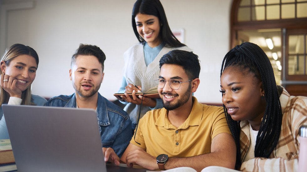 Laptop, study and students with group project for online course, grupa międzynarodowych studentów
