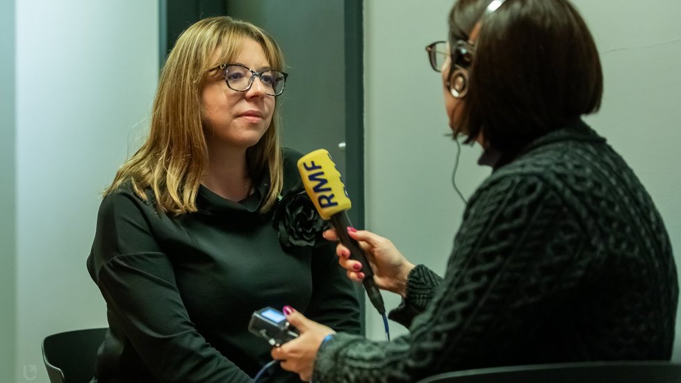 Dr Ewelina Kostrzewska z dziennikarką