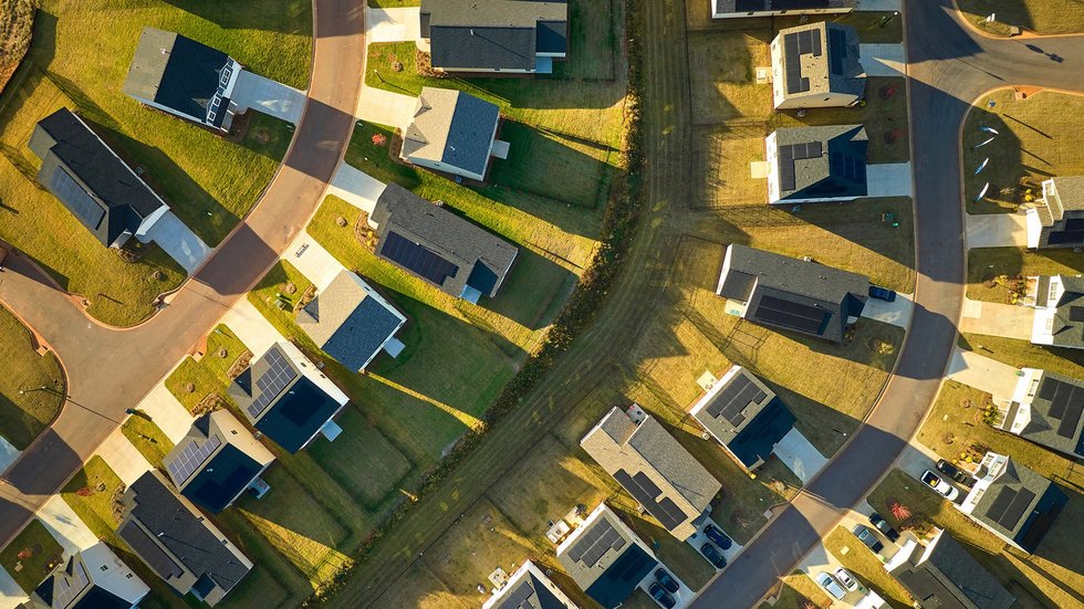 Aerial view of tightly packed homes in South Carolina residentia miasto