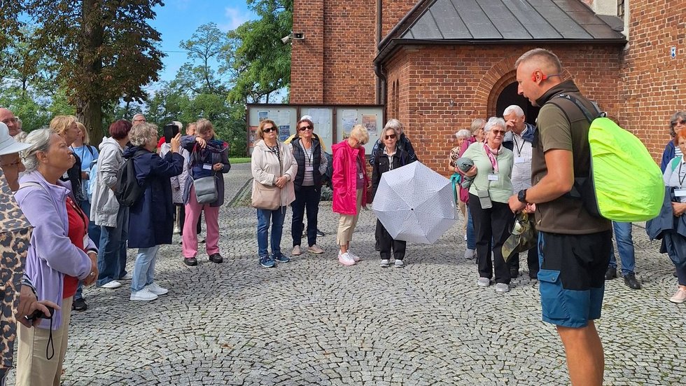 Seniorzy na wycieczce w dolinę Warty i Widawki
