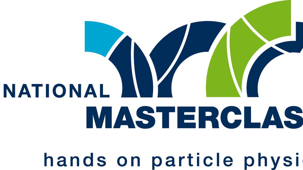 Grafika przedstawia logo programu „International Masterclasses – hands on particle physics”. W centralnej części widoczny jest duży, pogrubiony napis „MASTERCLASSES” w kolorze ciemnogranatowym. Nad nim znajduje się stylizowana liczba „20”, utworzona z geometrycznych, półkolistych segmentów. Wewnątrz segmentów widoczne są cienkie, białe, zakrzywione linie przypominające ślady cząstek elementarnych rejestrowane w detektorach fizycznych. Kolorystyka obejmuje odcienie granatu, zieleni i turkusu na jasnym, jednolitym tle. Pod głównym napisem znajduje się mniejszy tekst: „hands on particle physics”.
