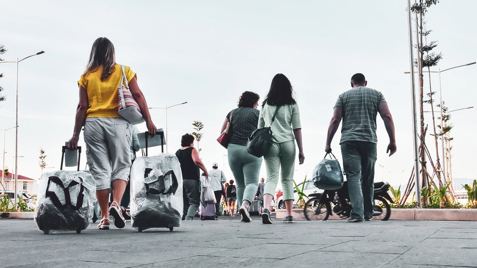 osoby podróżujące z walizkami