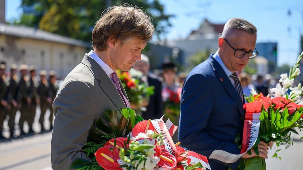 delegacja UŁ i PŁ składa kwiaty przed Grobem Nieznanego Żołnierz