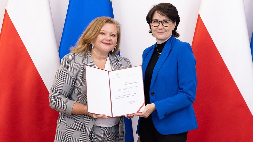 Dwie kobiety trzymające akt powołania w skład Rady Legislacyjnej